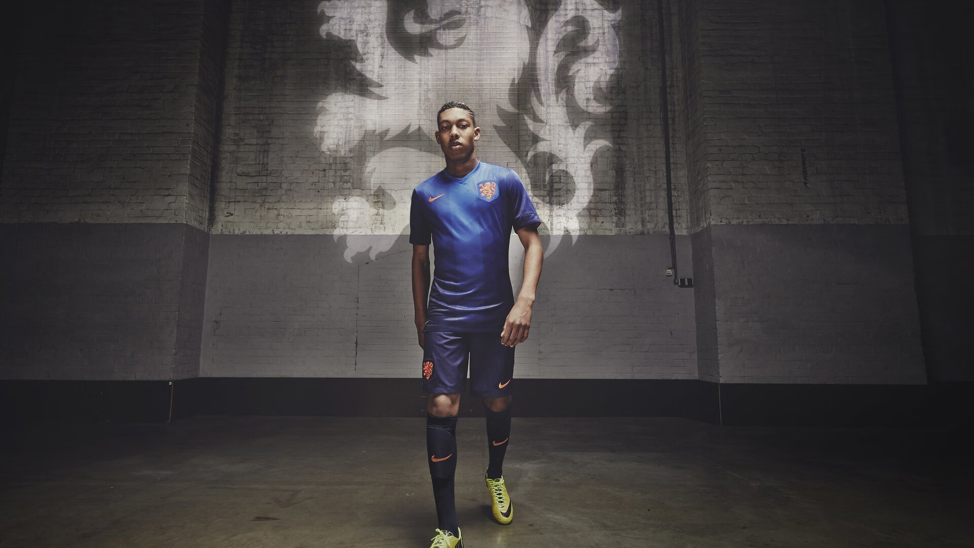 李娜主持青少年比赛颁奖仪式，青年演员李娜