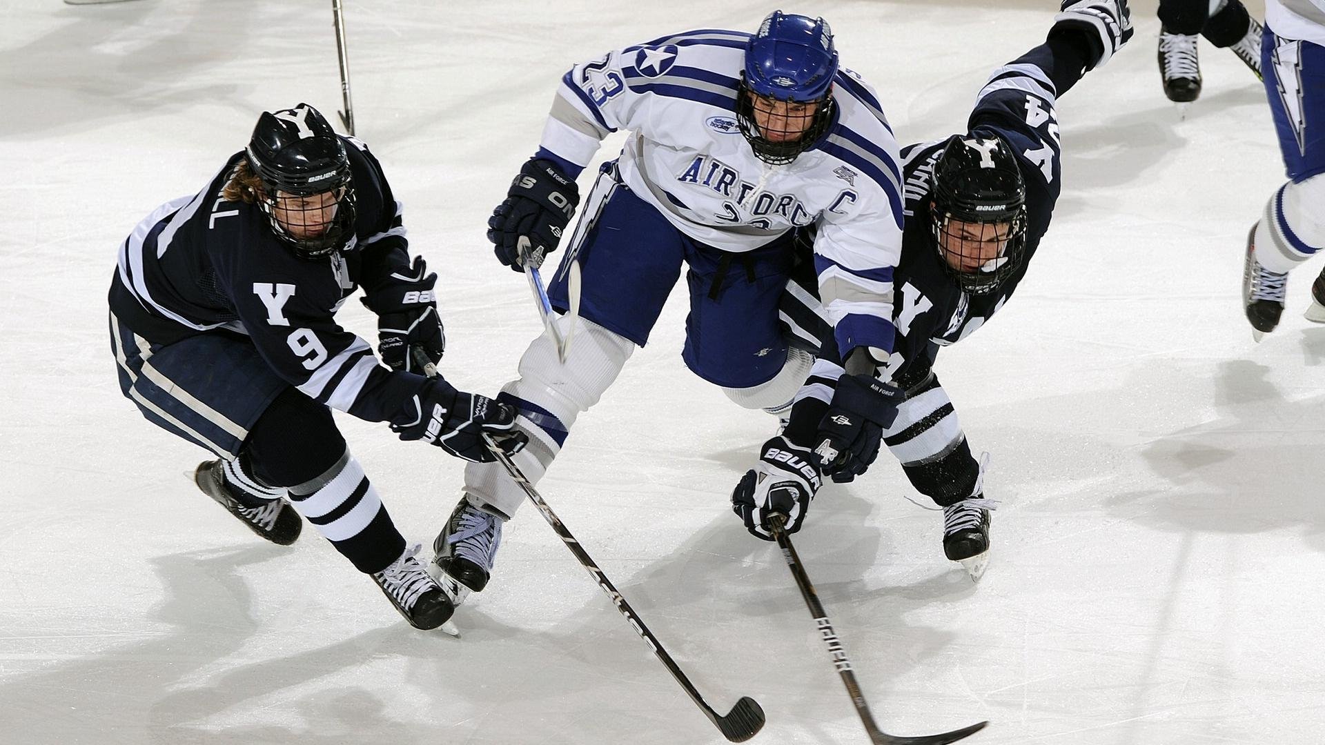 李娜主持青少年比赛颁奖仪式，青年演员李娜