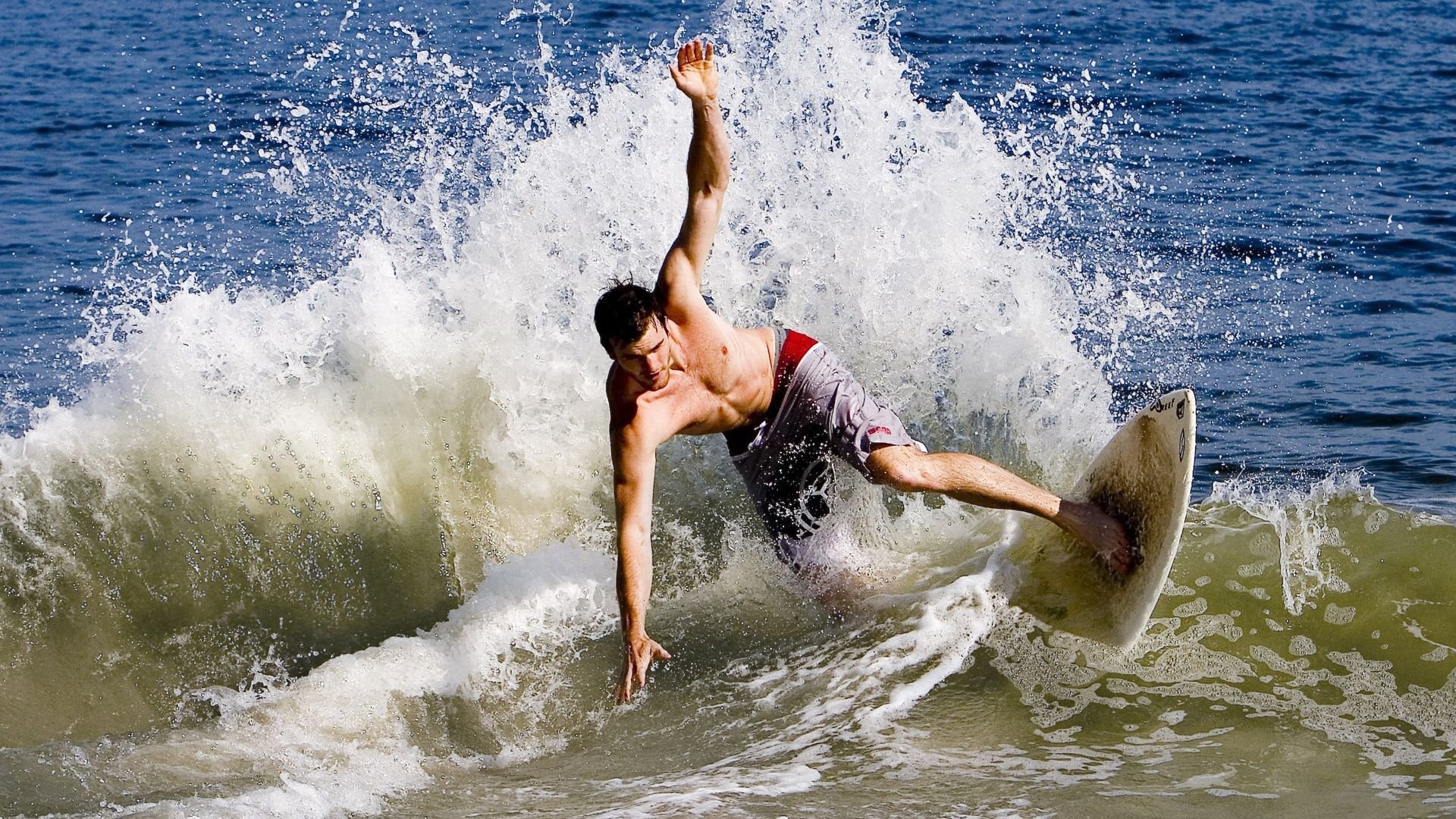 国足球迷助威现场氛围热烈，国足助威球衣